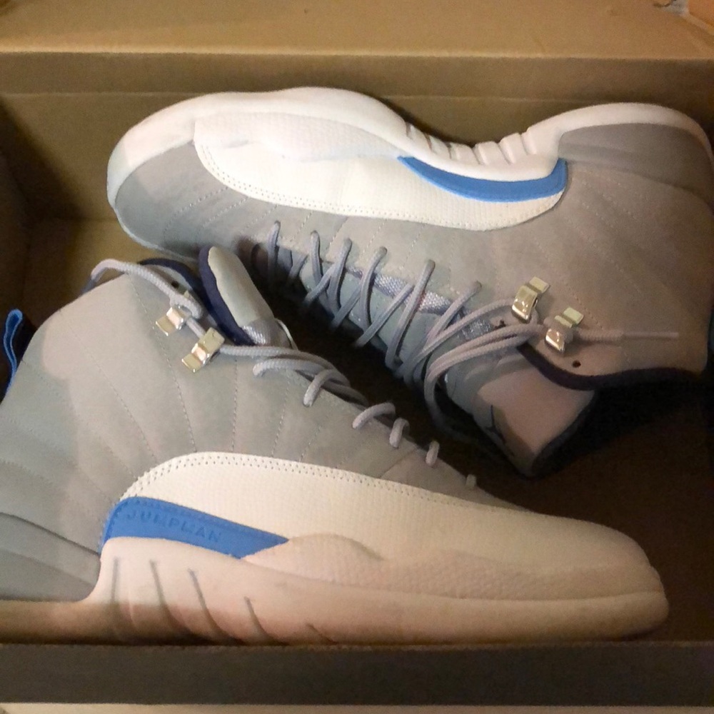 Air Jordan 12 university blue